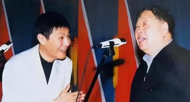 從相聲奇才到“階下囚”，當紅時拋下馮鞏移居海外后，劉偉怎樣了