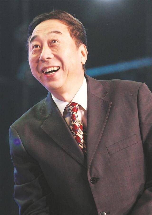 從相聲奇才到“階下囚”，當紅時拋下馮鞏移居海外后，劉偉怎樣了