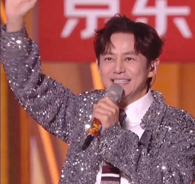 湖南臺跨年主持又被吐槽了，何炅帶不動新人，沒人互動嗓子都啞了