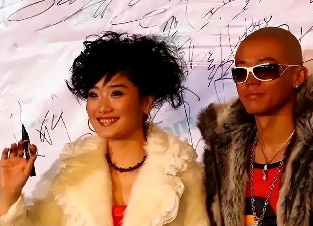 鳳凰傳奇出道20年被迫換主唱，曾毅：現在賺錢也太難了！