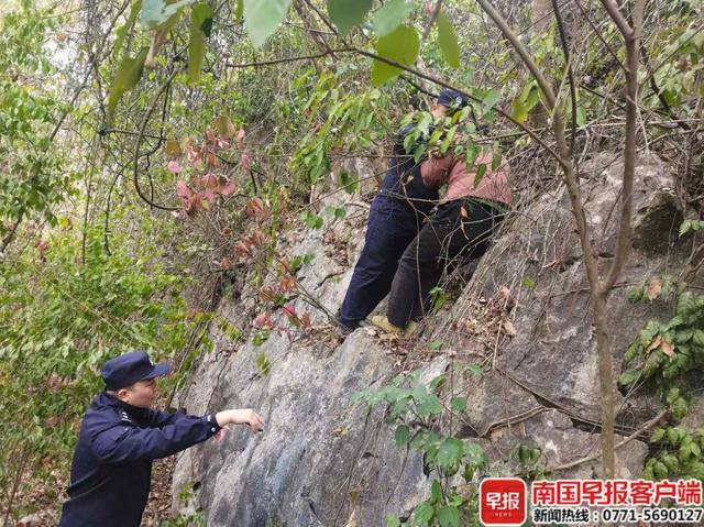 六旬老太采藥被困山崖，民警緊急救援