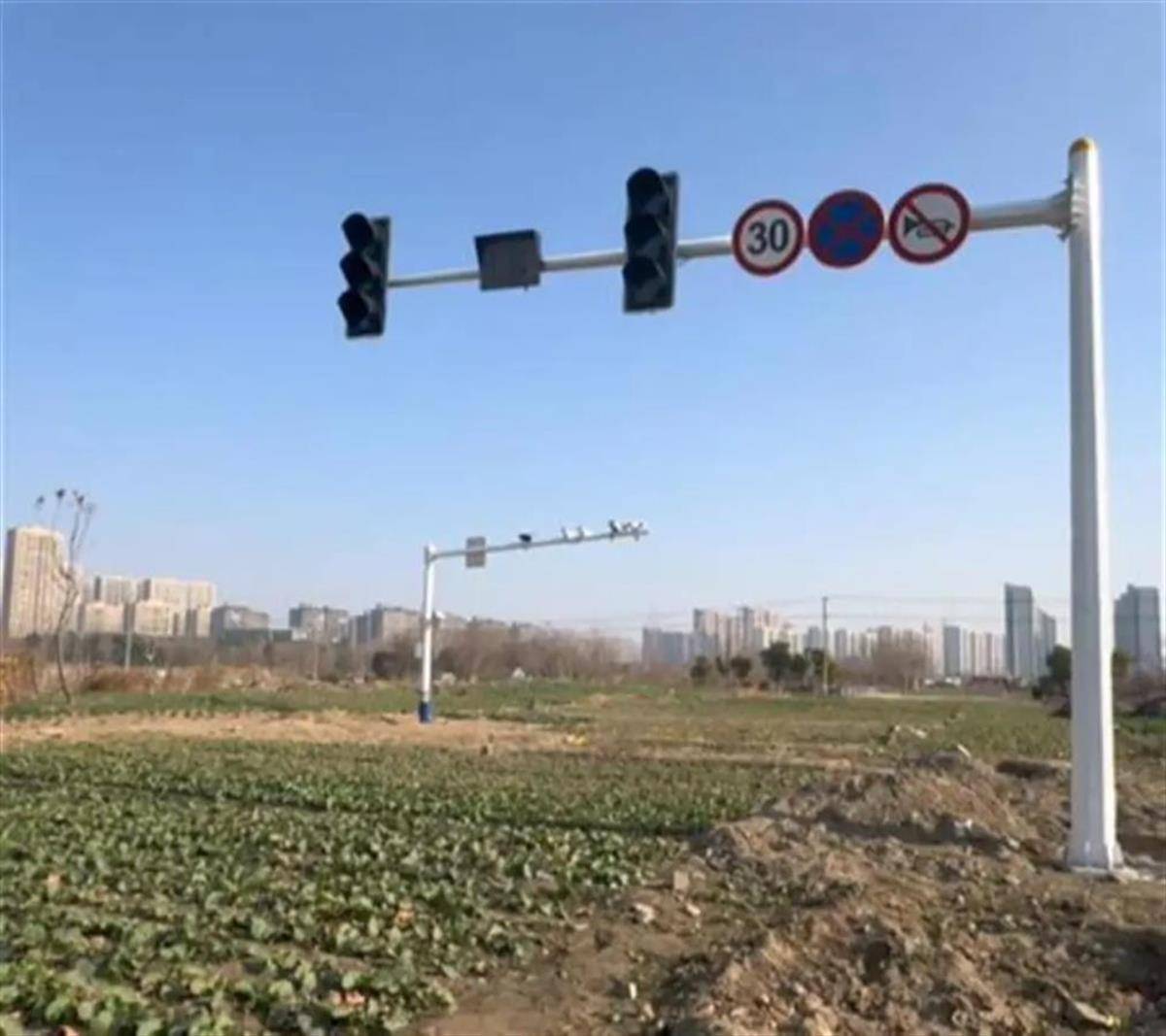 道路沒建先裝了紅綠燈，為何會給人感覺怪怪的？