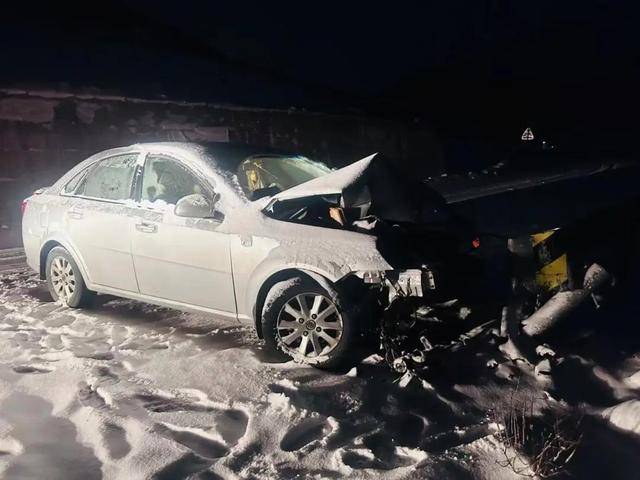 浙江女司機雪夜被困川西高原，為避免墜崖撞向路邊防護欄受傷 警方凌晨緊急救援