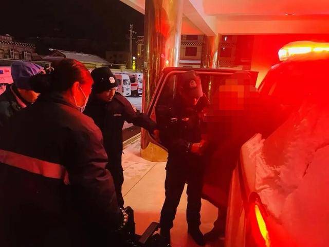 浙江女司機雪夜被困川西高原，為避免墜崖撞向路邊防護欄受傷 警方凌晨緊急救援