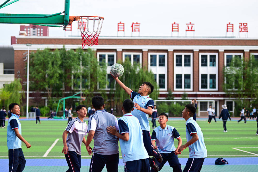 要留清氣滿乾坤——2024年以習近平同志為核心的黨中央貫徹執行中央八項規定、推進作風建設綜述