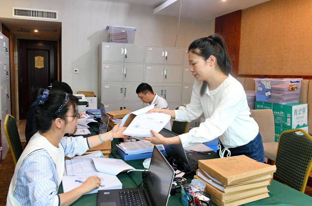 要留清氣滿乾坤——2024年以習近平同志為核心的黨中央貫徹執行中央八項規定、推進作風建設綜述