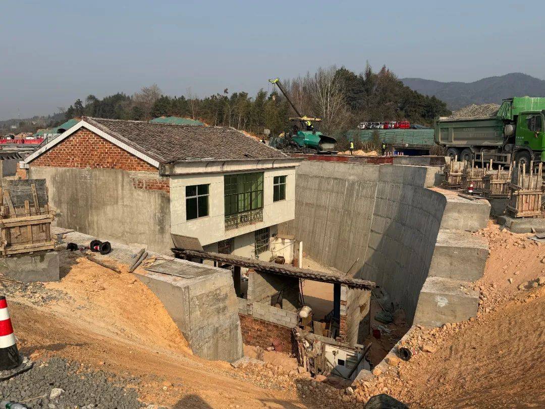 江西“最強釘子戶”所在公路即將通車！屋主發聲：后悔沒答應拆遷