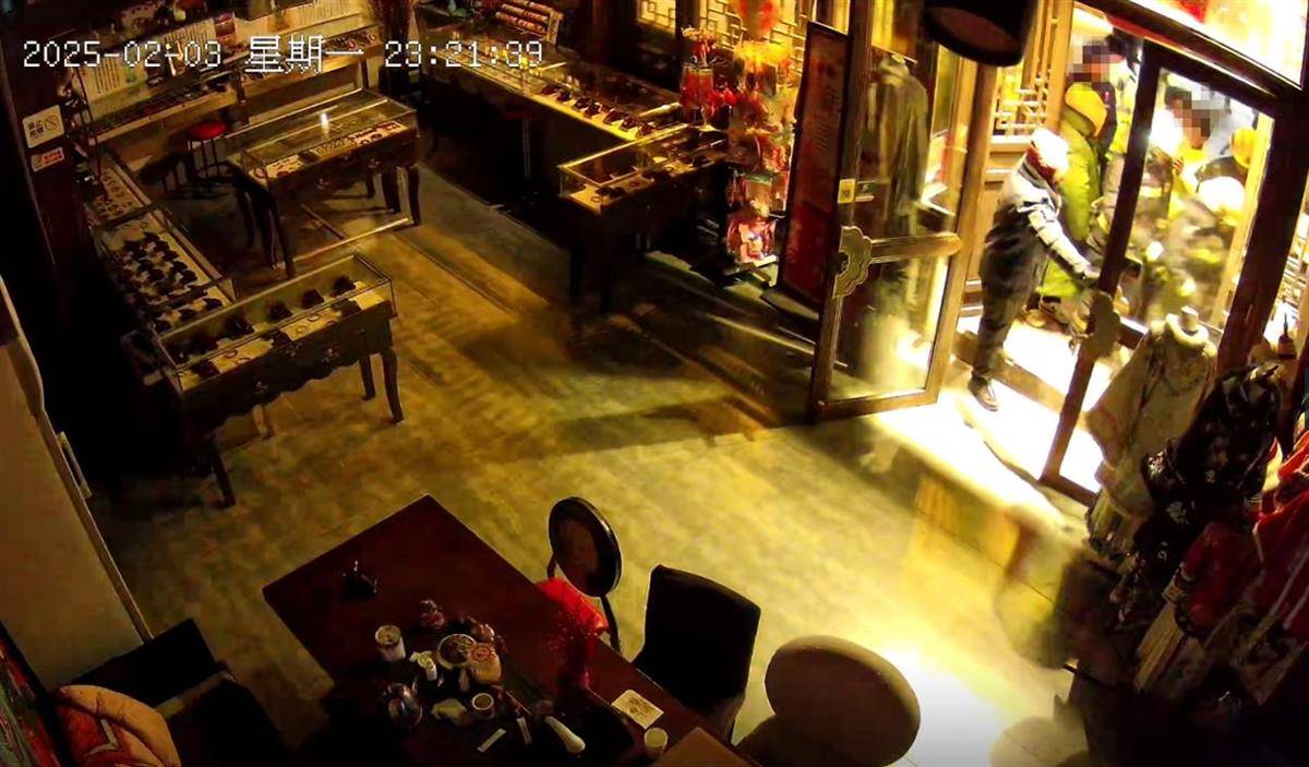 大同官方核查“店鋪被撬鎖開燈”事件，律師：撬鎖入室涉嫌違法，且濫用行政權力