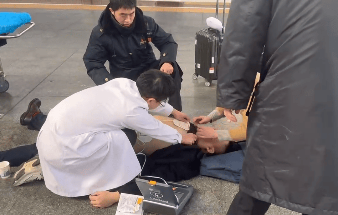 男子在長沙南站心臟驟停暈倒，醒來后第一句話：要趕去上班！