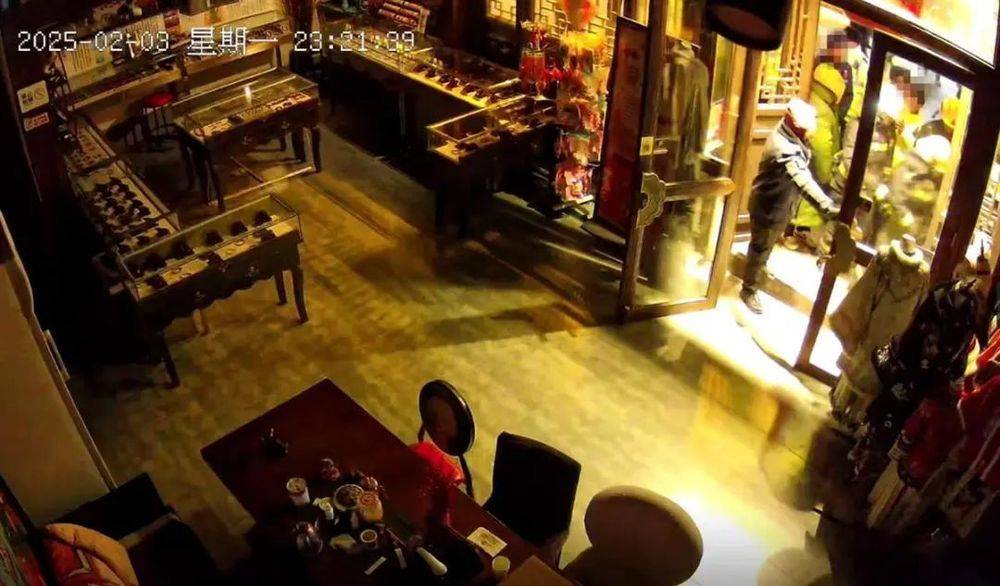 一店鋪未按要求徹夜亮燈被撬鎖開燈？多方回應！