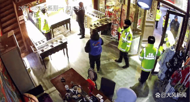 一店鋪未按要求徹夜亮燈被撬鎖開燈？多方回應！