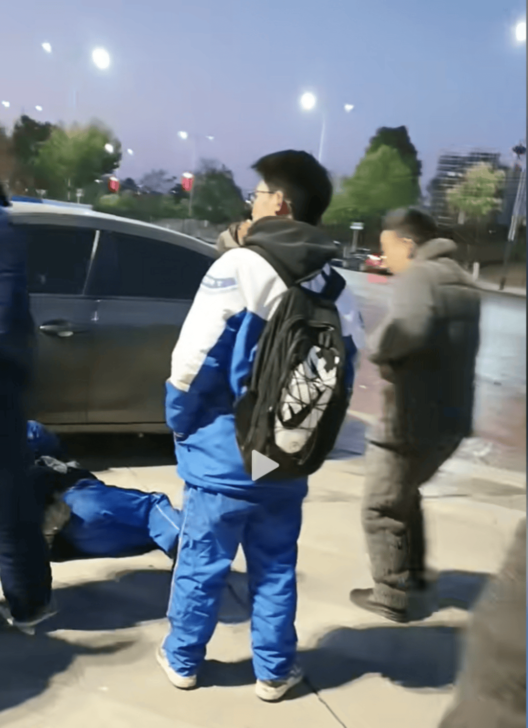 市政灑水車0℃以下灑水致路面結冰釀多起事故，湖南新化回應