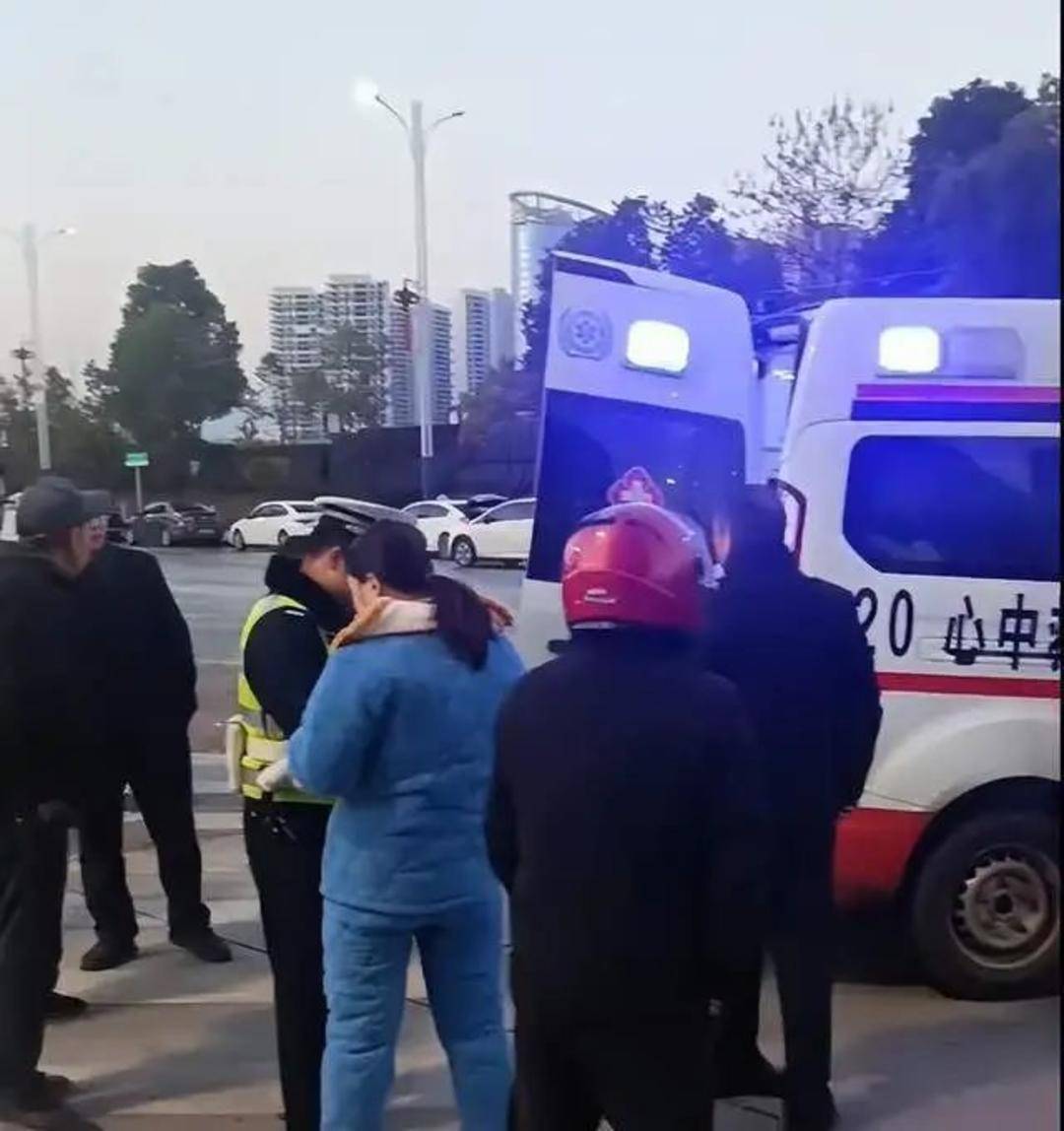 市政灑水車0℃以下灑水致路面結冰釀多起事故，湖南新化回應