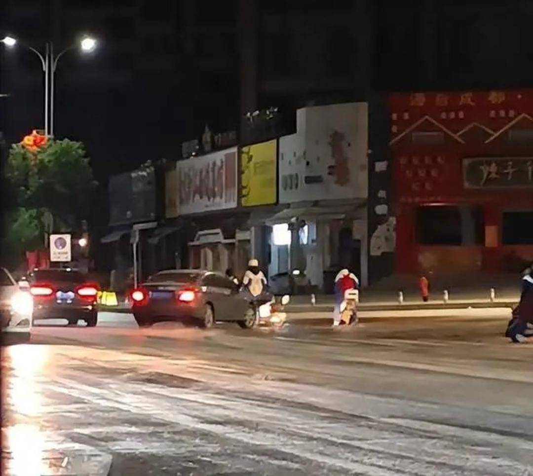 市政灑水車0℃以下灑水致路面結冰釀多起事故，湖南新化回應