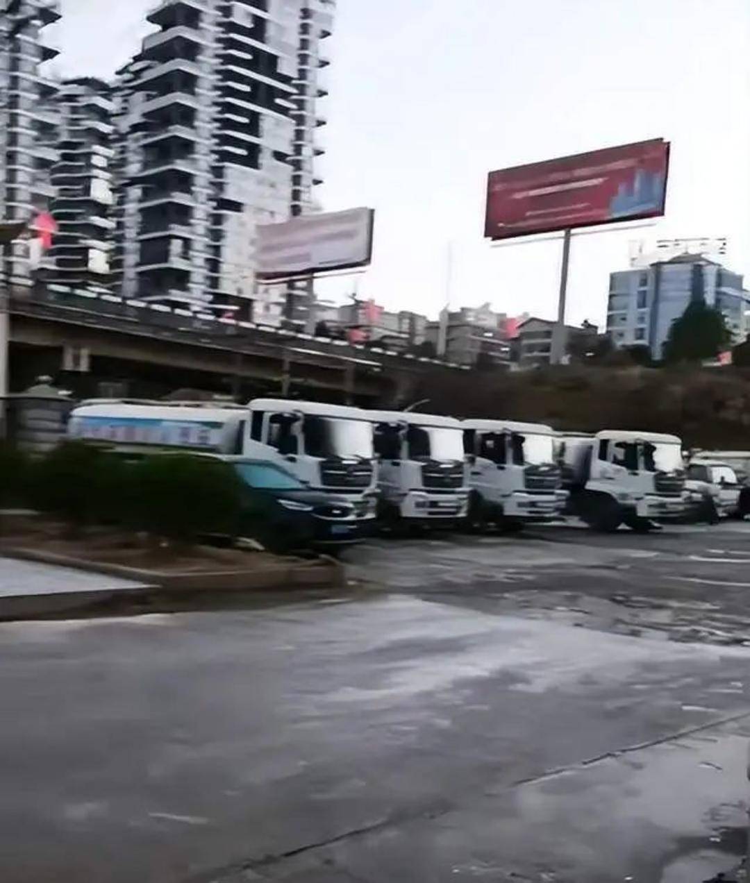 市政灑水車0℃以下灑水致路面結冰釀多起事故，湖南新化回應