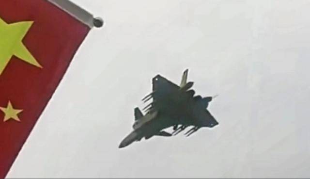 殲-20開啟“野獸模式”，外掛8枚導彈，搖身一變成“武庫機”？