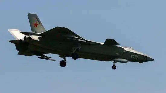 殲-20開啟“野獸模式”，外掛8枚導彈，搖身一變成“武庫機”？