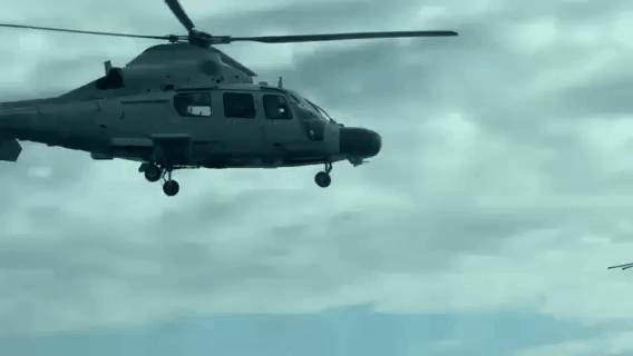 極限三米！黃巖島中菲空中對峙！武直9強勢碾壓，菲記者嚇得尖叫