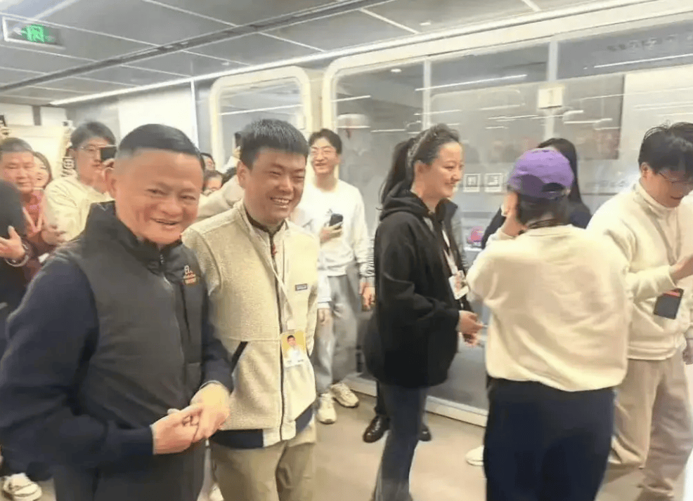 馬斯克20萬塊卡燒出新模型，春晚機器人日薪1.5萬，都接DeepSeek等于都沒接？