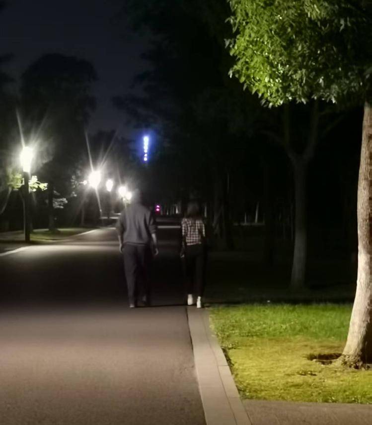 33歲單身女護士公園邂逅58歲已婚教授，懷孕后對方兩帆布口袋裝400萬了斷，她再次索要600萬被判三緩五