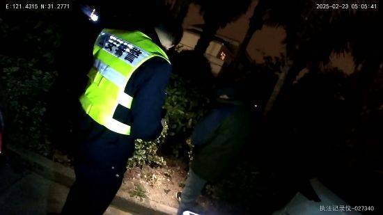 老人深夜“躲”進灌木叢開會？ 靜安警方多方聯動尋回患病走失老人