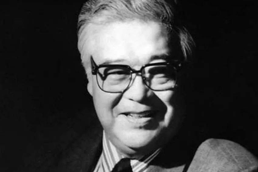 受中央領導同志委托，中宣部副部長、中央廣播電視總臺臺長慎海雄一行，前往北京電影制片廠，深切悼念于洋同志