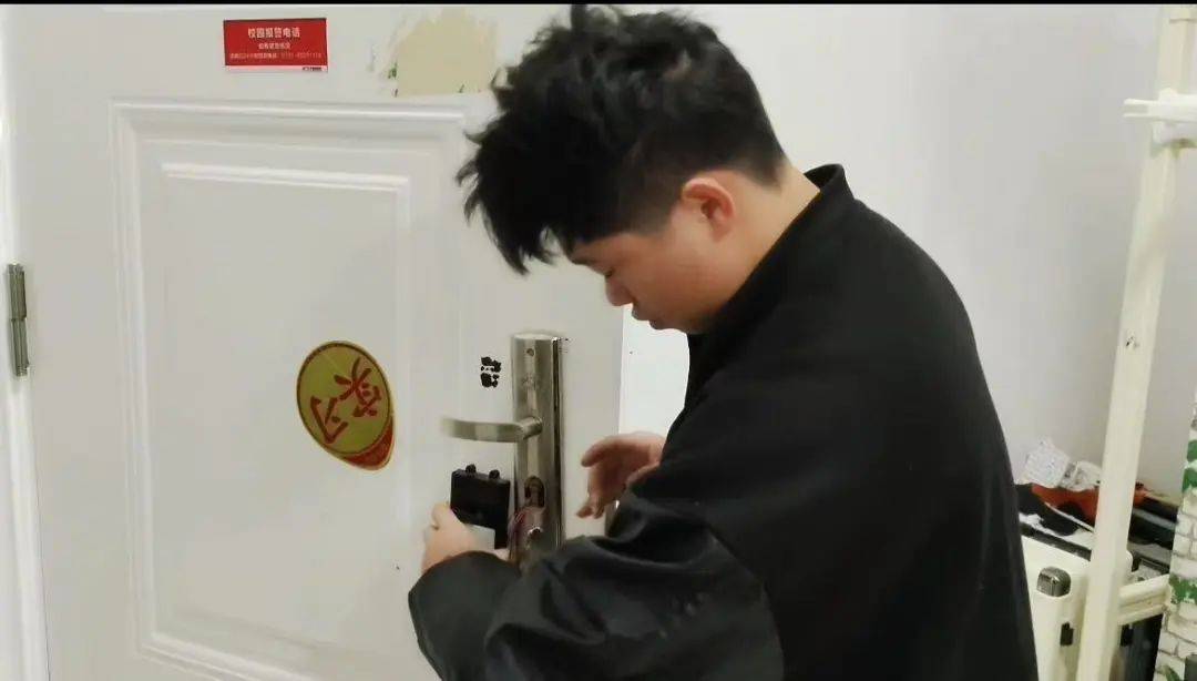 這室友靠譜！長沙一學生花80元為宿舍自制指紋鎖：從小喜歡搗鼓，做出來感覺特別爽