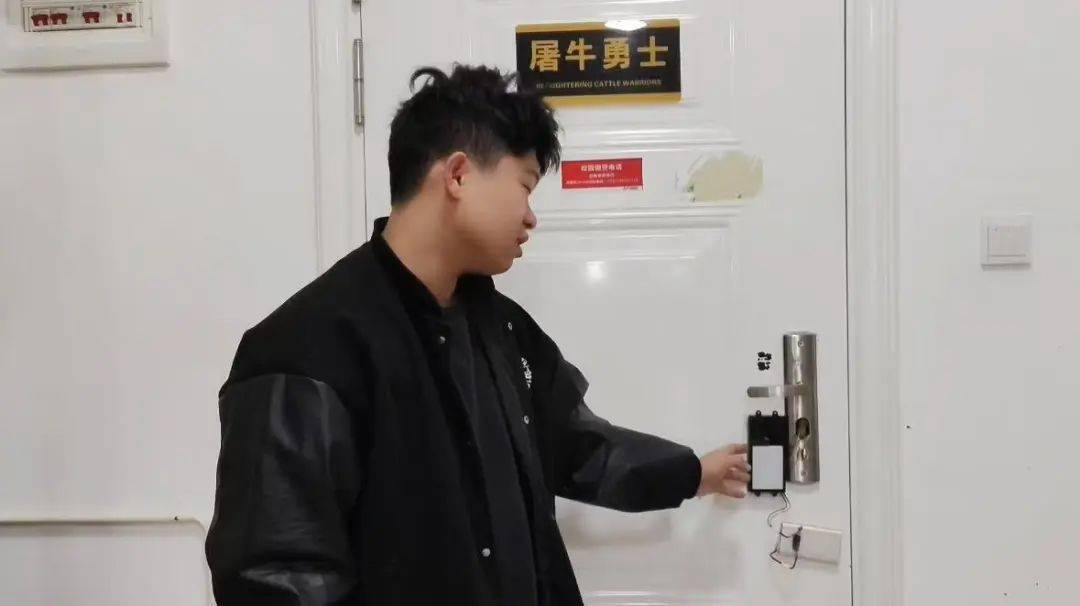 這室友靠譜！長沙一學生花80元為宿舍自制指紋鎖：從小喜歡搗鼓，做出來感覺特別爽