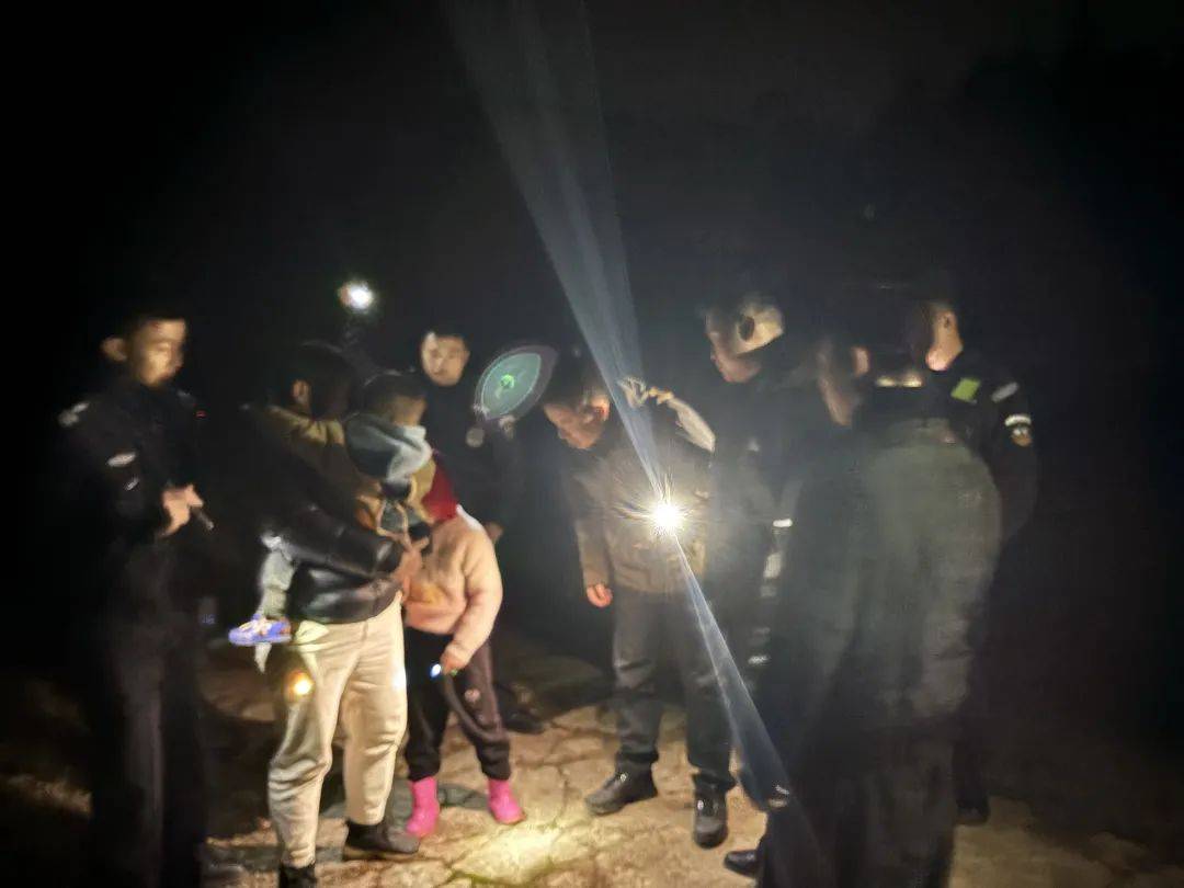 因思念在外務工媽媽，8歲姐姐和4歲弟弟帶零食手電“去旅行”失聯，江西警方連夜搜尋