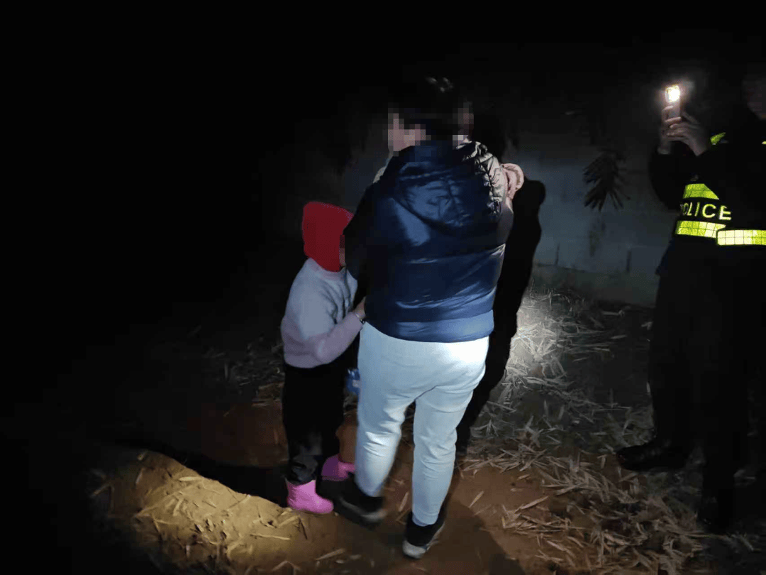 因思念在外務工媽媽，8歲姐姐和4歲弟弟帶零食手電“去旅行”失聯，江西警方連夜搜尋
