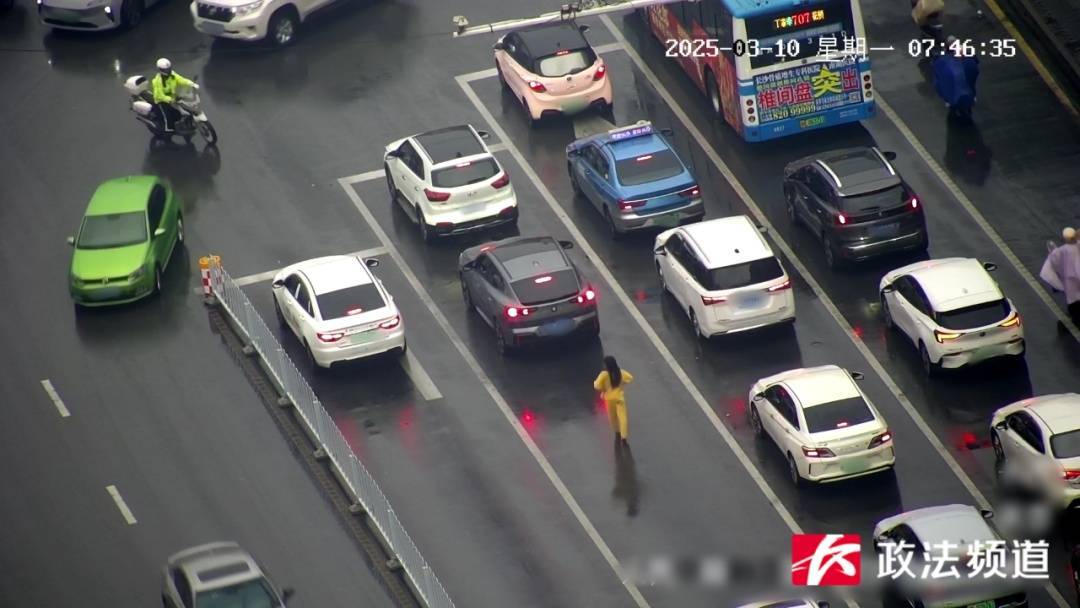 女子在車流中穿行，看見交警后竟直接跳到他身上