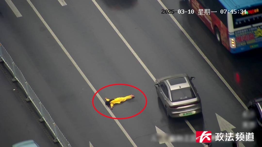 女子在車流中穿行，看見交警后竟直接跳到他身上