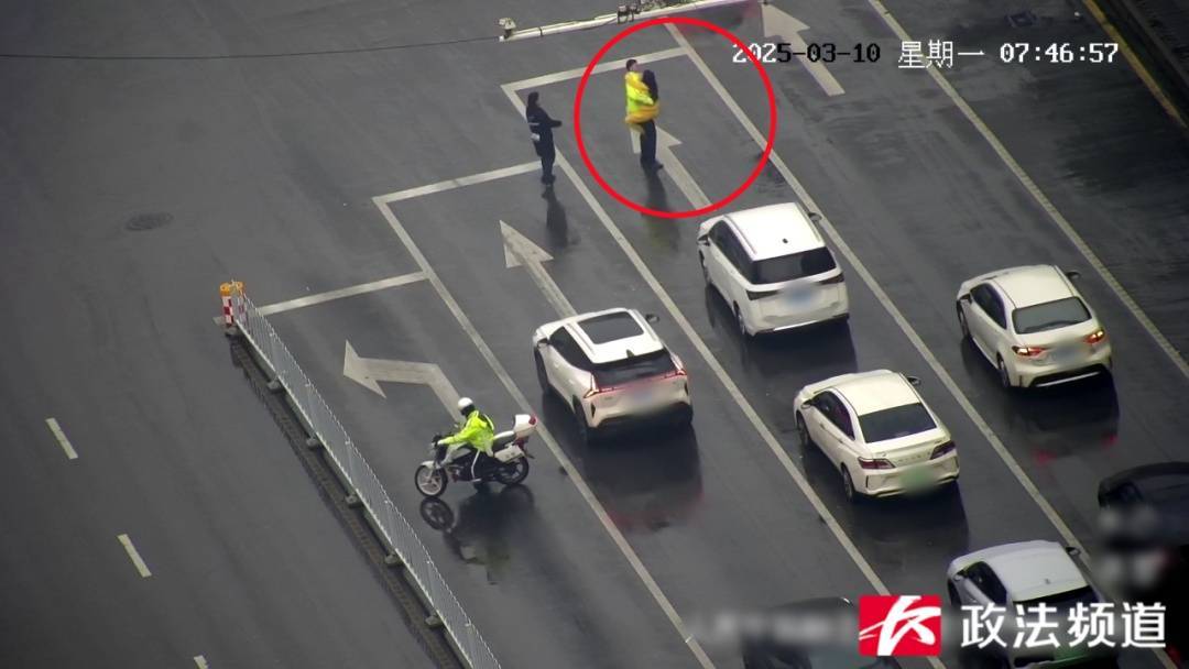 女子在車流中穿行，看見交警后竟直接跳到他身上