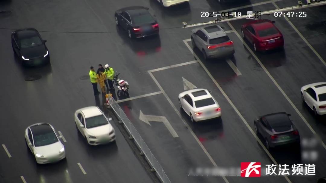 女子在車流中穿行，看見交警后竟直接跳到他身上
