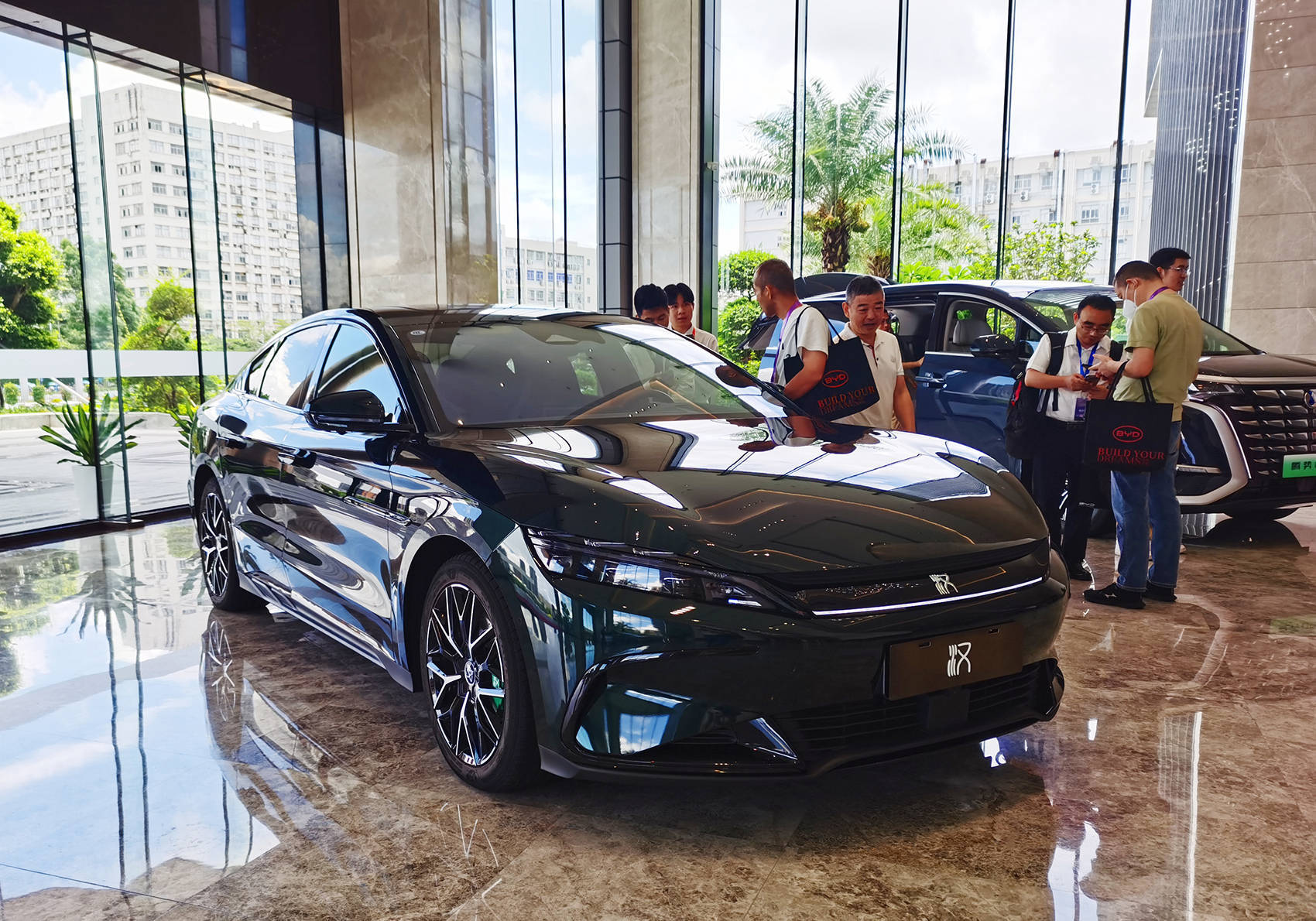 營收7771億元，超越特斯拉！剛剛，比亞迪炸裂發布：擬派現超120億元