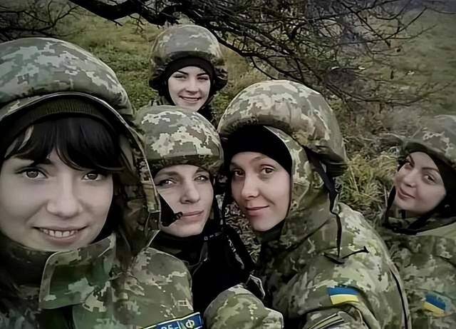 第425突擊隊，派女兵沖殺突圍，俄炮火掃射，現場不留一個活口