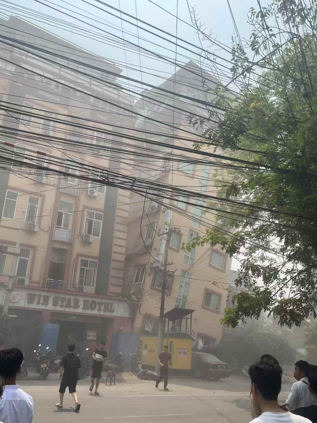 地震救援黃金72小時已過 曼德勒一處倒塌酒店尚埋著多名中國務工者｜封面頭條