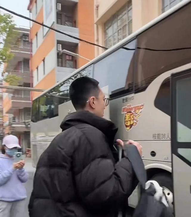 杜鋒帶13人出征上海！4外援+23兄弟，貝貝獲重用