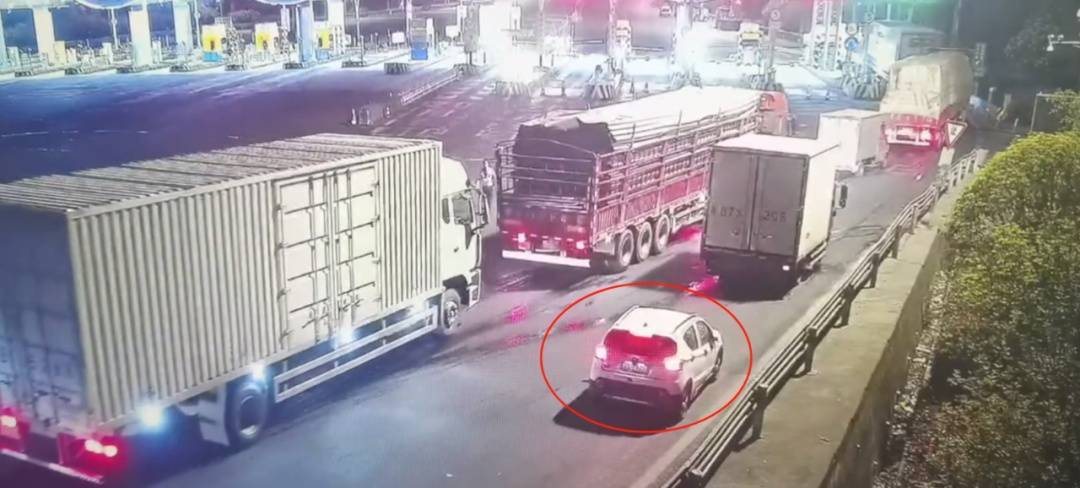 12歲男孩凌晨偷開父母車上高速，因車技太差被發現了……