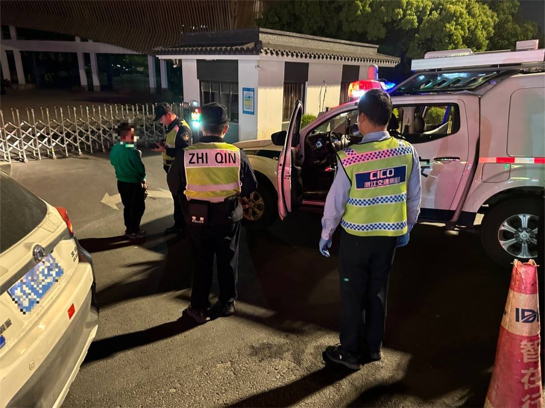 12歲男孩凌晨偷開父母車上高速，因車技太差被發現了……