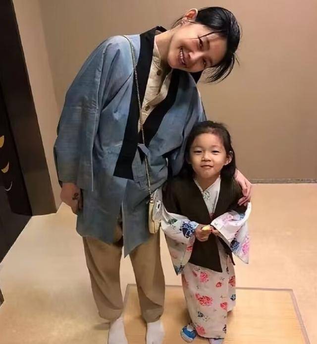 大S兒女回北京，張蘭拉著小玥兒逛街，網友夸汪小菲好帥