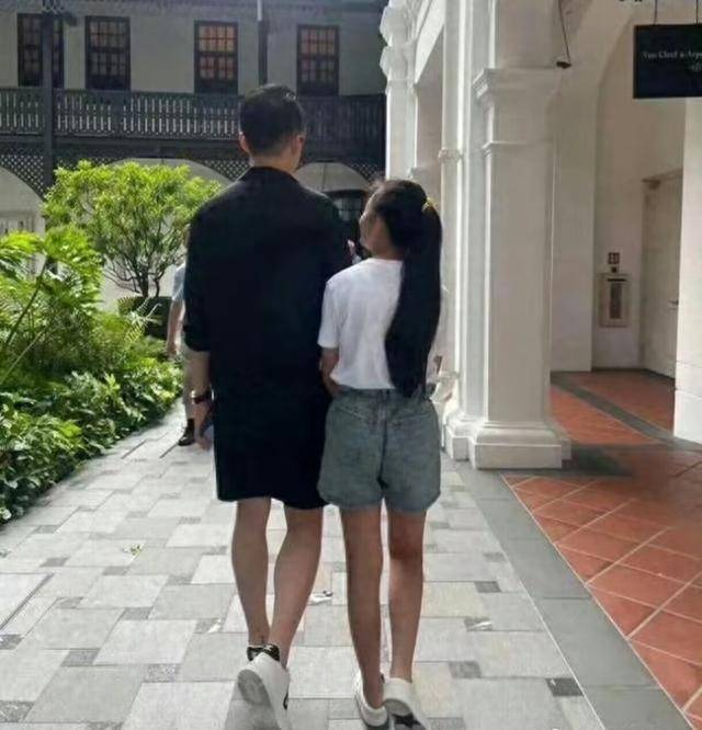 大S兒女回北京，張蘭拉著小玥兒逛街，網友夸汪小菲好帥