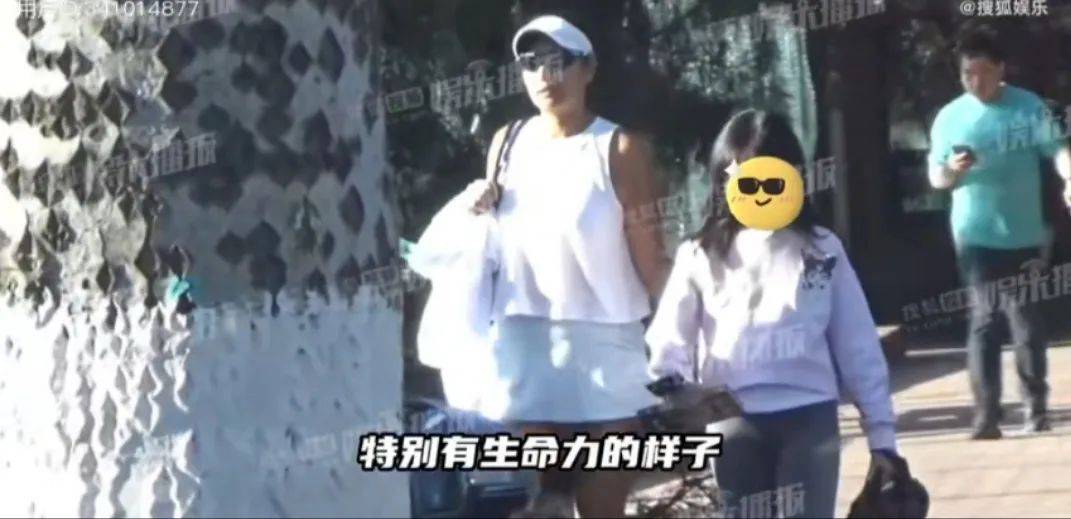 湖南籍超模瞿穎，和男友帶兩個女兒一起打網球