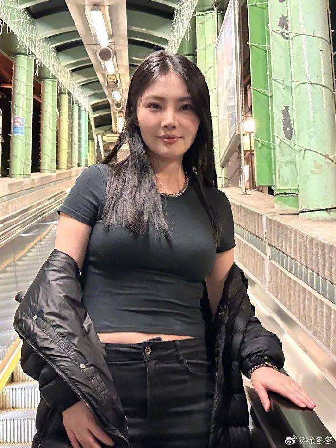 “椰樹女神”徐冬冬曬真實肚子，展示健康美：不超130斤就舒適！