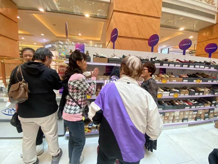 “1800元的出口商品219元拿下”！上海人假期瘋狂“撿漏”，這里外貿好東西都賣爆了，新品還將接力上市