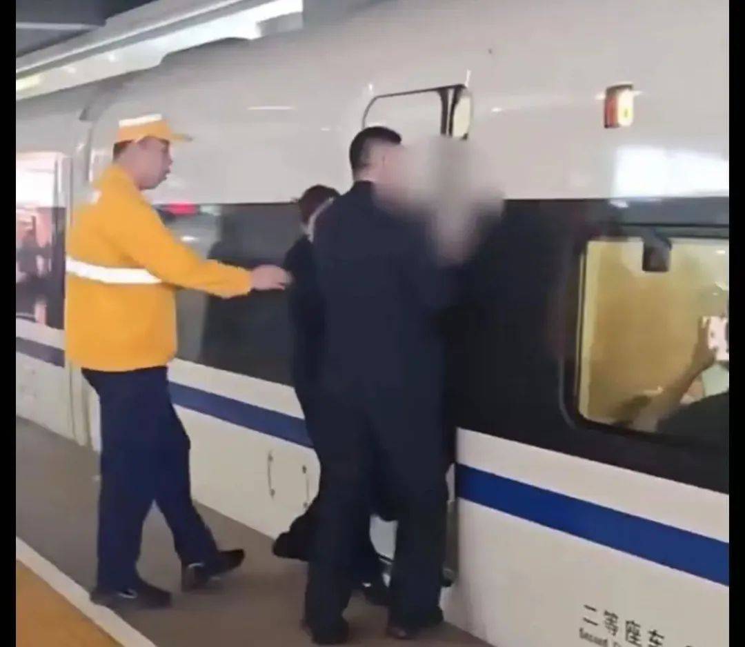 上海虹橋站有旅客扒車門？鐵路上海站回應：系身體不適