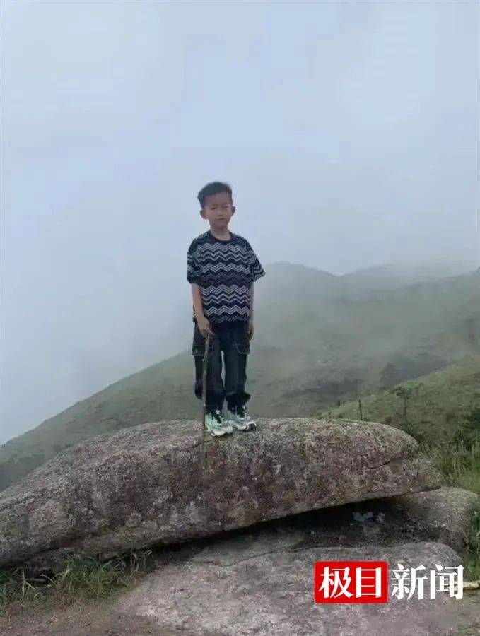 福建8歲男童在1800米山頂失蹤24小時，當地：與家人走散，通宵搜救暫無進展