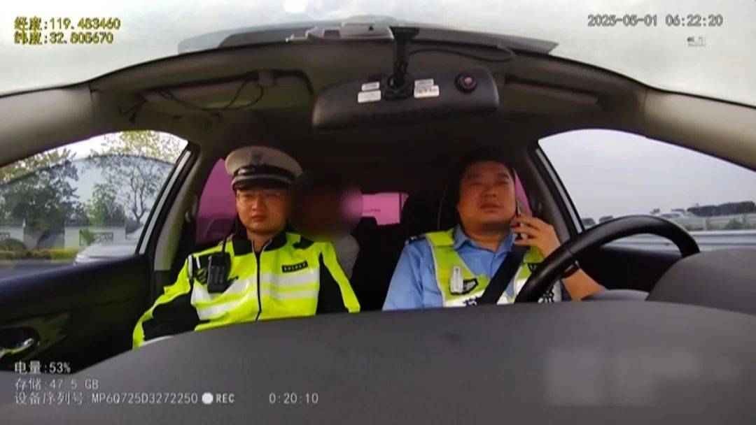 夫妻因開車問題吵架，丈夫沒帶手機被扔高速，無奈車道上插兜散步
