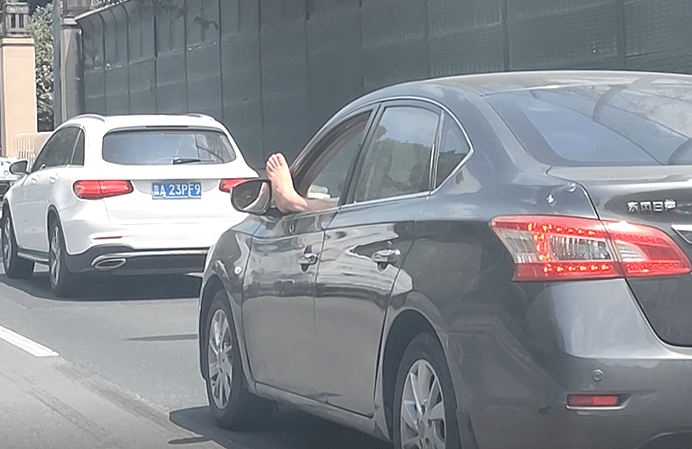 上海高架這一幕引起公憤！回應：行為惡劣，將被收車！