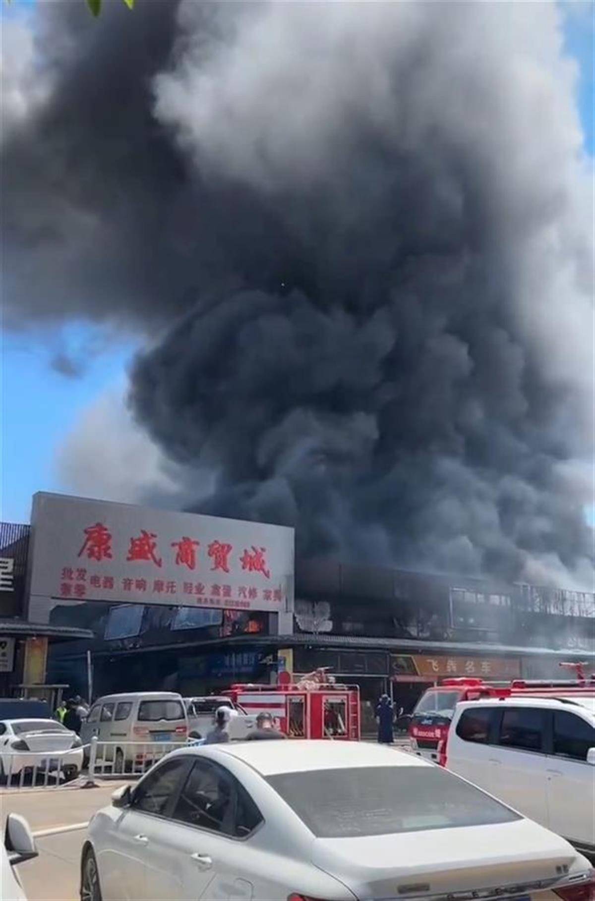 昆明一商貿城發生火災，現場濃煙滾滾，商戶：正在撲火